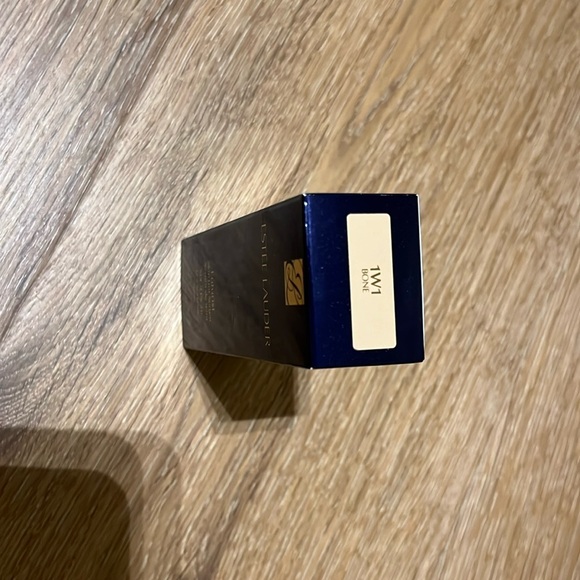NWT Estée Lauder futurist foundation 1W1 with samples - Picture 3 of 5